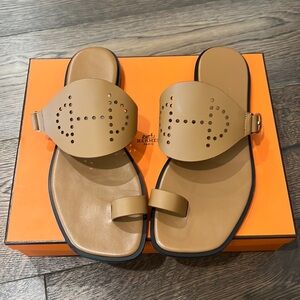 Brand new Hermes Hera sandal in natural (tan). never worn